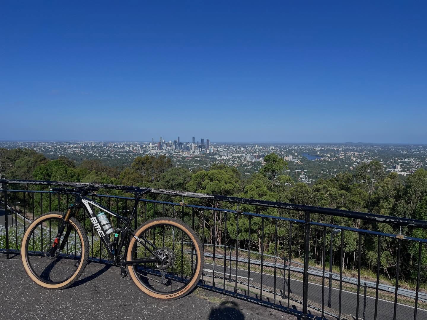 She was a hot ride up but boy was it worth. #bike #bikes #ciclismo #bicicleta #bikelife #pedal #cycling #borapedalar #bicycle #strava #prefiropedalar #praquempedala #cyclinphotos #cyclist #cyclinglife #RideBikes #BikeLife #Bikeporn #CyclingShots #ride #mtb #mountainbike #xcmtb #xcc #xcm #xco #mtblovers #allmountainstyle #mtblife #mtblove